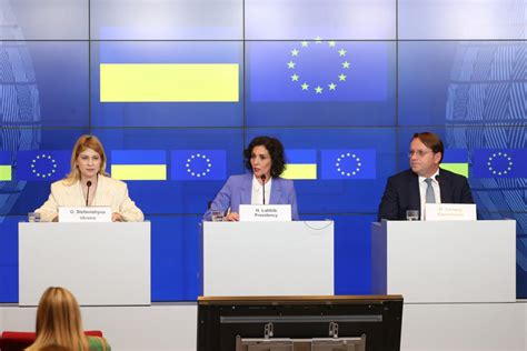 EU opens accession negotiations with Ukraine.